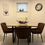 Daire Souterrain-ferienwohnung I 3-4 Pers I Garten & Gemeinschaftspool I Sachsenring Hohenstein-Ernstthal