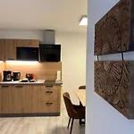 Daire Souterrain-ferienwohnung I 3-4 Pers I Garten & Gemeinschaftspool I Sachsenring Hohenstein-Ernstthal