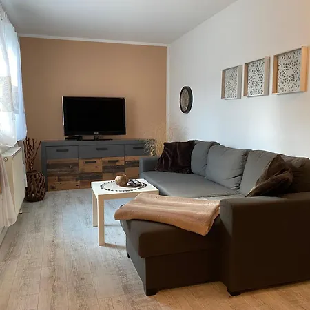 Daire Souterrain-ferienwohnung I 3-4 Pers I Garten & Gemeinschaftspool I Sachsenring *
