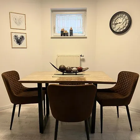 Lejlighed Souterrain-ferienwohnung I 3-4 Pers I Garten & Gemeinschaftspool I Sachsenring Hohenstein-Ernstthal